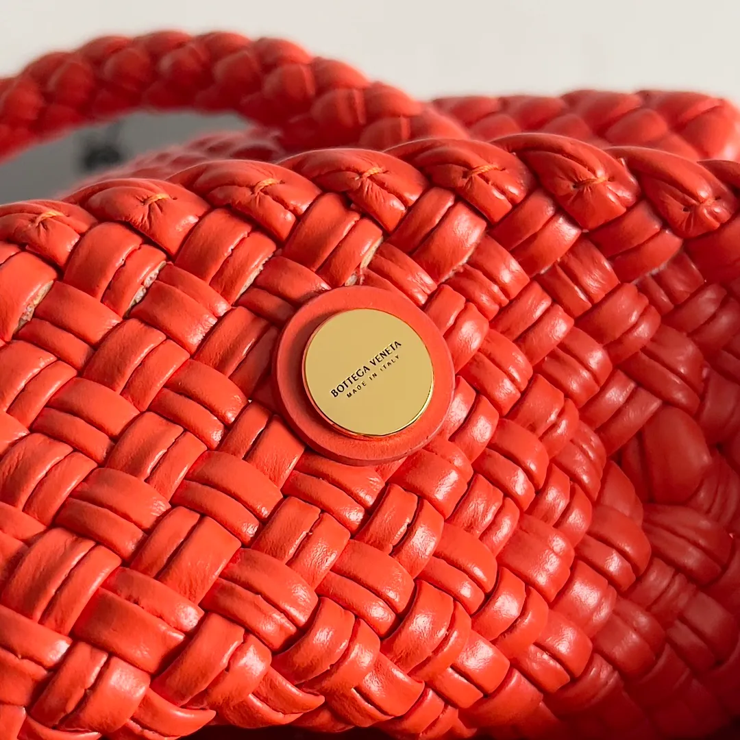 Batch 3760 BV collectible small woven handbags are really YYDS!! Bottega Veneta’s most classic small woven handbags are back! ! We use the highest quality leather with the highest craftsmanship❤️ to create the most expensive works. We have created the Intrecciato leather weaving process❤️ This unique traditional exclusive leather weaving method has not only become our logo but also reflects the time-consuming and labor-intensive craftsmanship of our products❤️ The new TOSCA handbag must be a selection worth collecting🆕 Style number: 776755 Size: 20*15.5*7cm